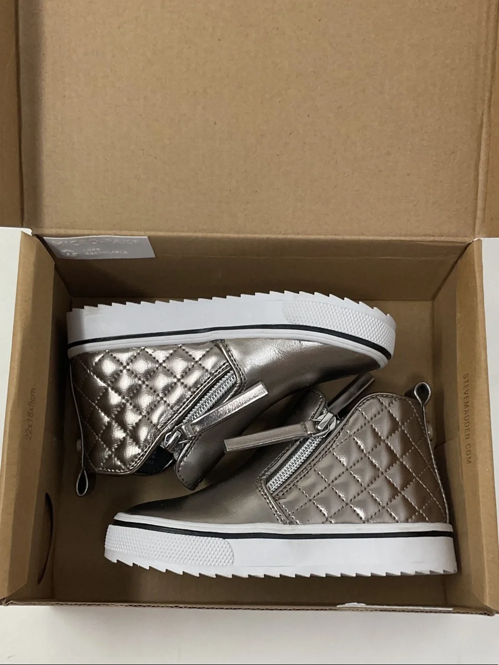 Steve Madden Silver Metallic Low-Top Slip-On ankle boots with Zippers booties 9